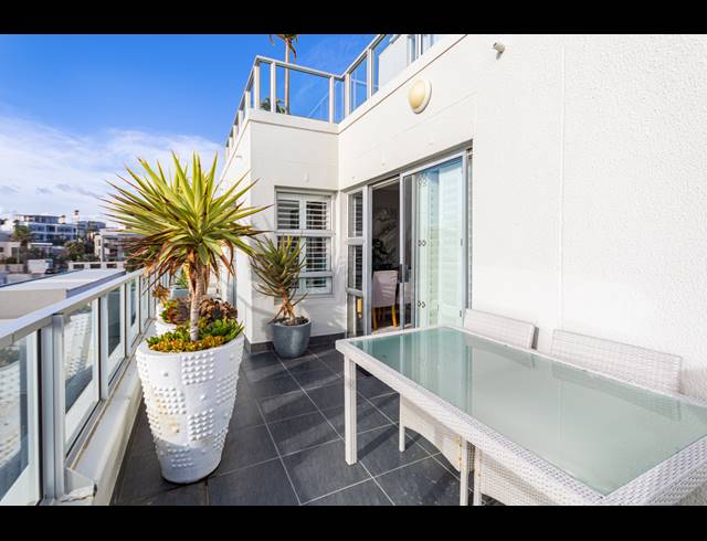 2 BEDROOM APARTMENT TO LET IN BEACHFRONT